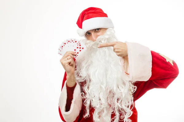 Père Noël Tenant Des Cartes Jouer Isolé Sur Blanc — Photo