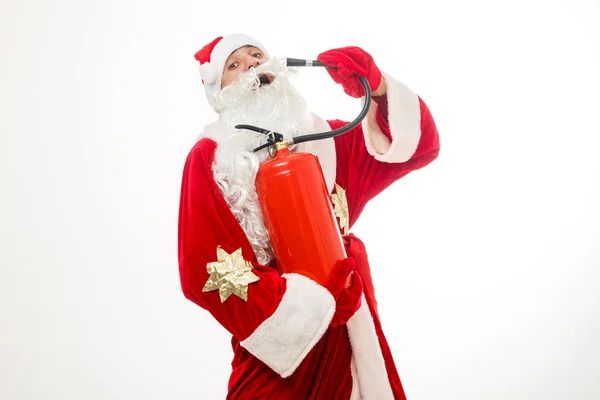 Weihnachtsmann Weihnachtsmannkleidung Mit Feuerlöscher Vor Isoliertem Weißem Hintergrund — Stockfoto