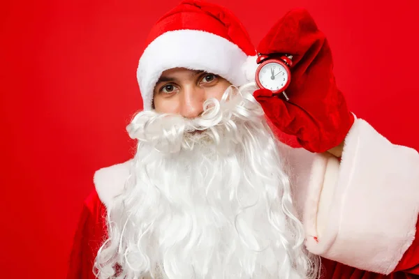 Foto des glücklichen Weihnachtsmannes, dessen Uhr fünf Minuten vor Mitternacht zeigt — Stockfoto