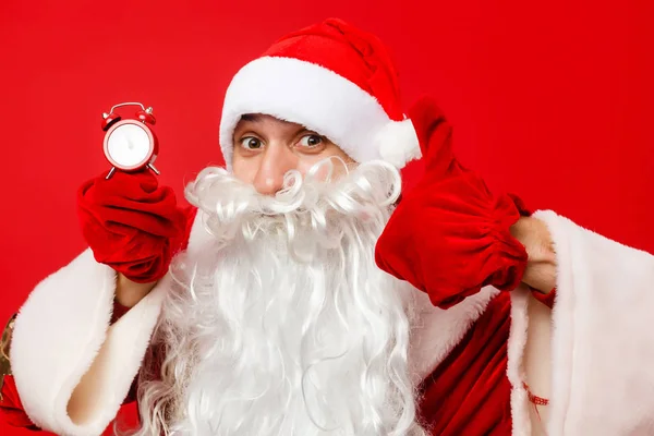 Foto des glücklichen Weihnachtsmannes, dessen Uhr fünf Minuten vor Mitternacht zeigt — Stockfoto