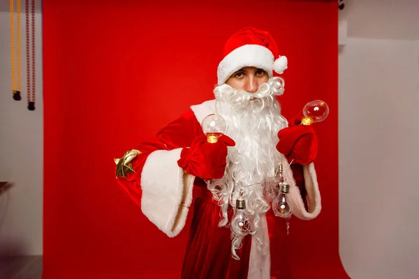 Der Weihnachtsmann Mit Einer Dekorativen Girlande — Stockfoto