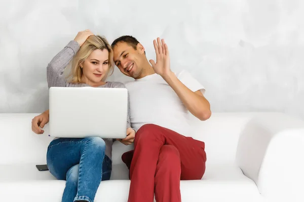 Portret Van Gelukkig Jong Paar Met Behulp Van Laptop — Stockfoto