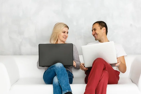 Pareja Joven Relajándose Sofá Con Dos Computadoras Portátiles — Foto de Stock