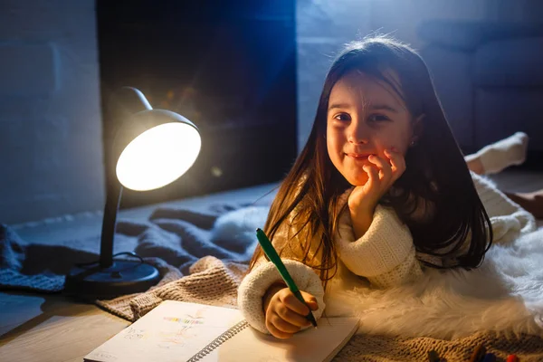 Carina Bambina Che Scrive Una Lettera Babbo Natale — Foto Stock