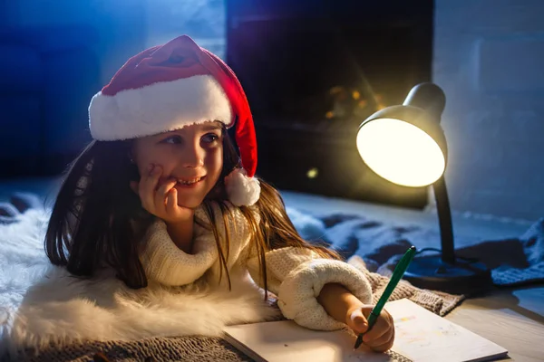 Sevimli Küçük Kız Noel Baba Bir Mektup Yazma — Stok fotoğraf