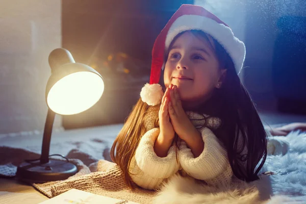Sevimli Küçük Kız Noel Baba Bir Mektup Yazma — Stok fotoğraf