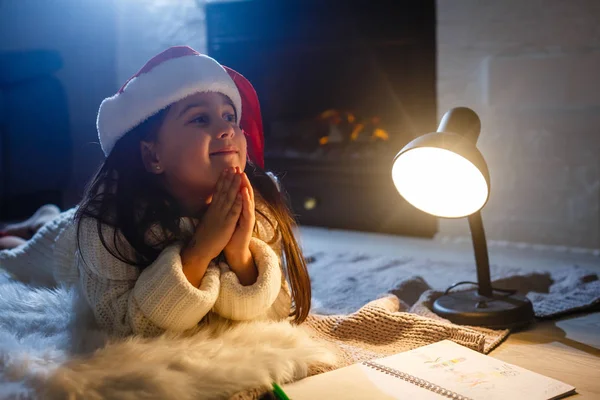 Sevimli Küçük Kız Noel Baba Bir Mektup Yazma — Stok fotoğraf