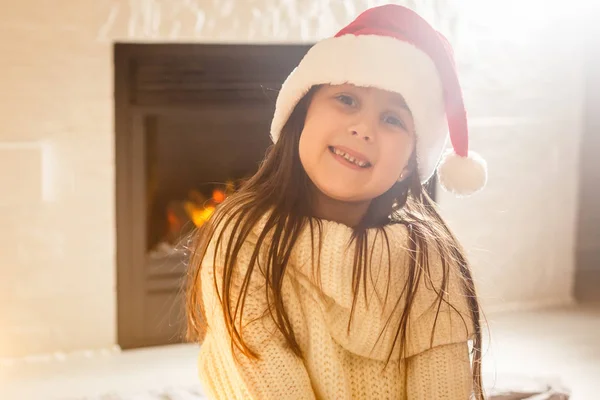Симпатична Маленька Дівчинка Капелюсі Санта Клауса — стокове фото