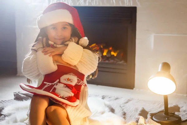 Mutlu Küçük Gülümseyen Kız Noel Çorabı Şöminesiyle — Stok fotoğraf