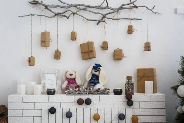 Árbol de castas con regalos y decoraciones en la mesa de madera. — Foto