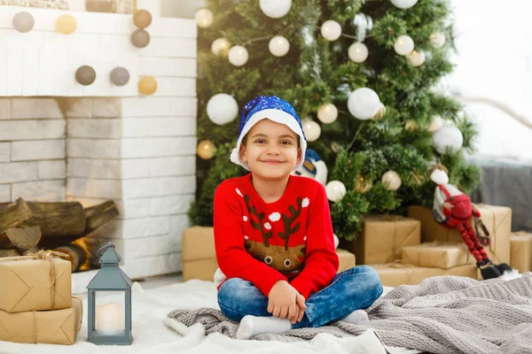 Kleiner Junge Neben Dem Weihnachtsbaum — Stockfoto