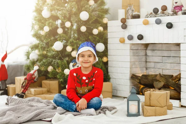 Menino Perto Árvore Natal — Fotografia de Stock