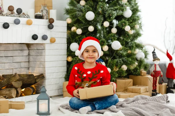 Küçük Çocuk Noel Ağacının Yanında — Stok fotoğraf