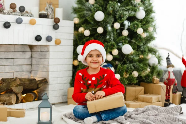 Kleiner Junge Neben Dem Weihnachtsbaum — Stockfoto