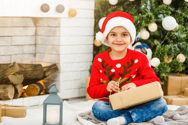 Menino Perto Árvore Natal — Fotografia de Stock