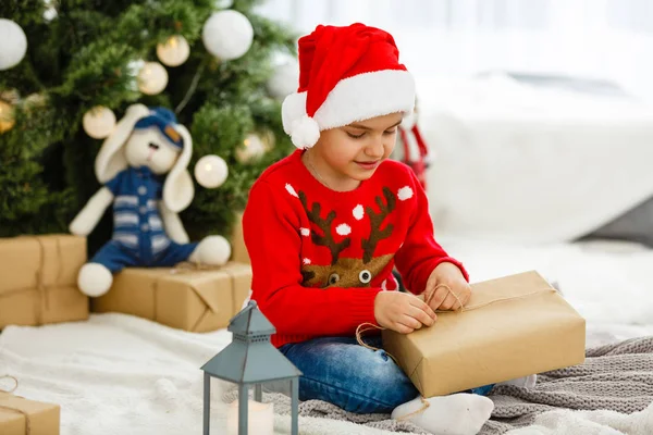 Menino Perto Árvore Natal — Fotografia de Stock