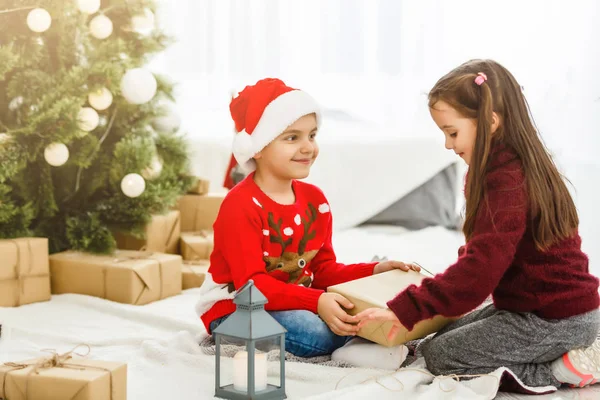 Bruder Und Schwester Sitzen Schönen Weihnachtsbaum Hause — Stockfoto