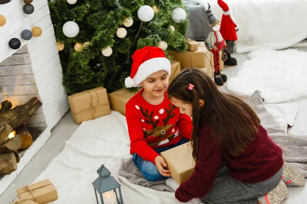 Bruder Und Schwester Sitzen Schönen Weihnachtsbaum Hause — Stockfoto
