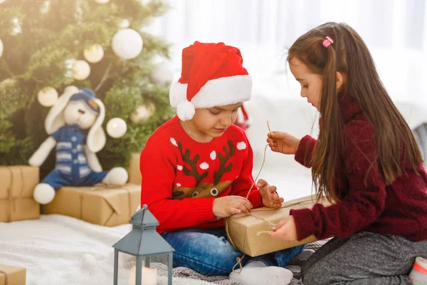 Bruder Und Schwester Sitzen Schönen Weihnachtsbaum Hause — Stockfoto