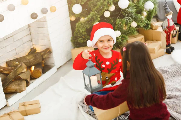 Bruder Und Schwester Sitzen Schönen Weihnachtsbaum Hause — Stockfoto