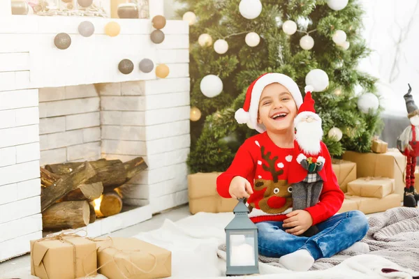 Kleiner Junge Neben Dem Weihnachtsbaum — Stockfoto