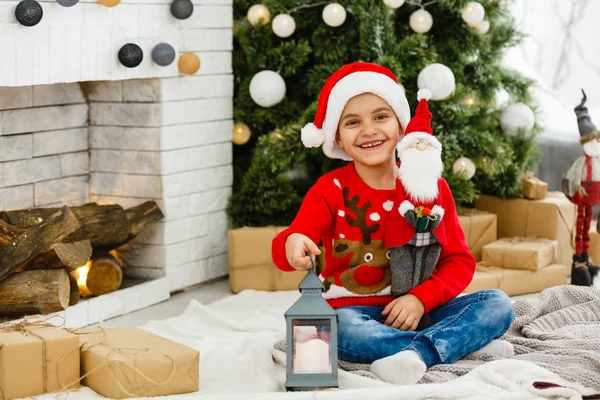 Menino Perto Árvore Natal — Fotografia de Stock