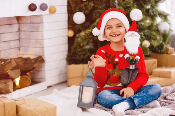 Kleiner Junge Neben Dem Weihnachtsbaum — Stockfoto