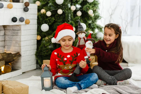 Irmão Irmã Sentados Perto Bela Árvore Natal Casa — Fotografia de Stock