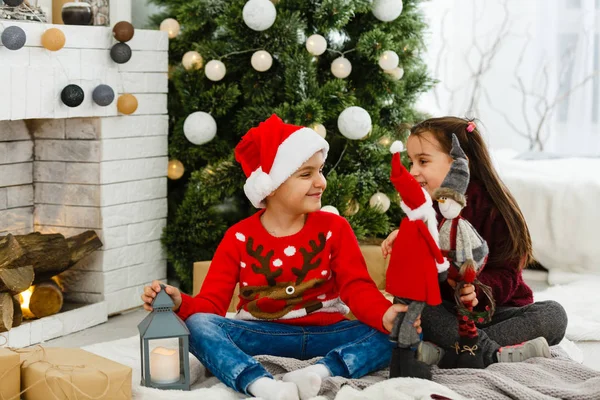 Irmão Irmã Sentados Perto Bela Árvore Natal Casa — Fotografia de Stock