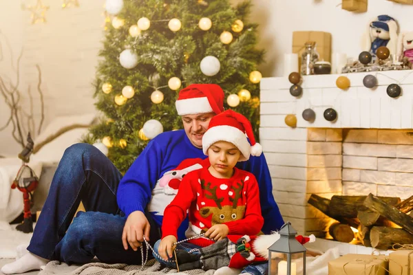 Sorrindo Pai Seu Filho Desfrutando Férias Natal Casa — Fotografia de Stock