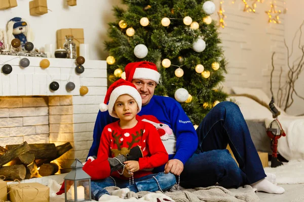 Père Souriant Son Fils Profitant Des Vacances Noël Maison — Photo