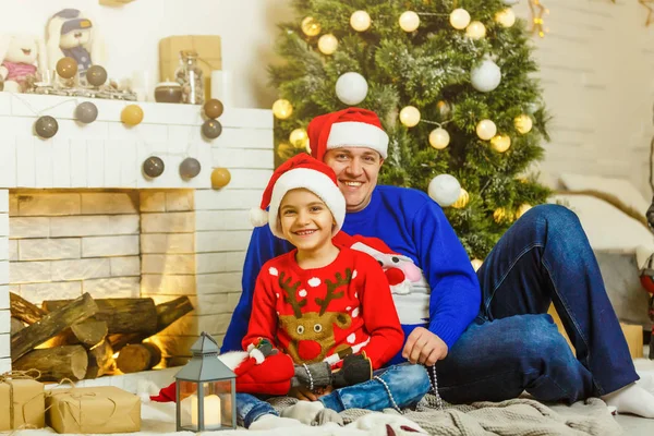 Lächelnder Vater Und Sein Sohn Genießen Die Weihnachtsfeiertage Hause — Stockfoto