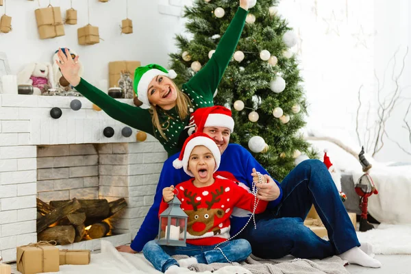 Heureuse Famille Célébrant Noël Ensemble Maison — Photo