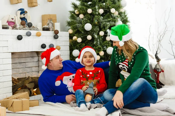 Heureuse Famille Célébrant Noël Ensemble Maison — Photo