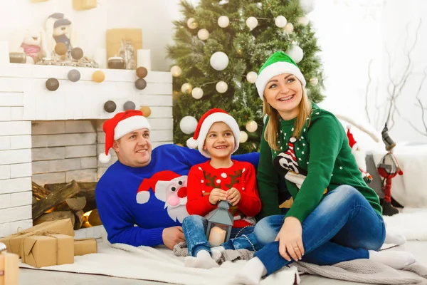 Heureuse Famille Célébrant Noël Ensemble Maison — Photo