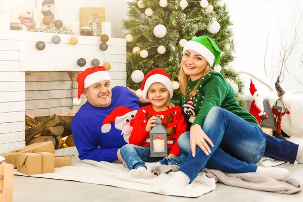Šťastná Rodina Slaví Vánoce Společně Doma — Stock fotografie