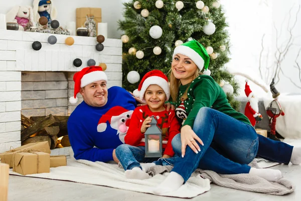 Heureuse Famille Célébrant Noël Ensemble Maison — Photo