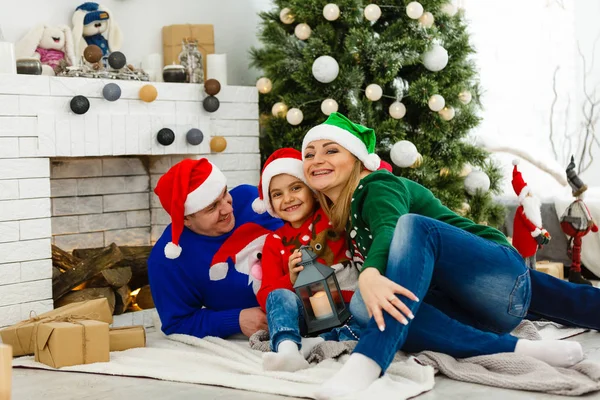 Glückliche Familie Feiert Weihnachten Gemeinsam Hause — Stockfoto