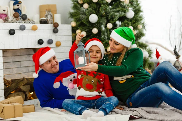 Šťastná Rodina Slaví Vánoce Společně Doma — Stock fotografie