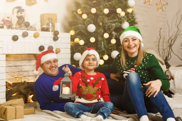 Glückliche Familie Feiert Weihnachten Gemeinsam Hause — Stockfoto