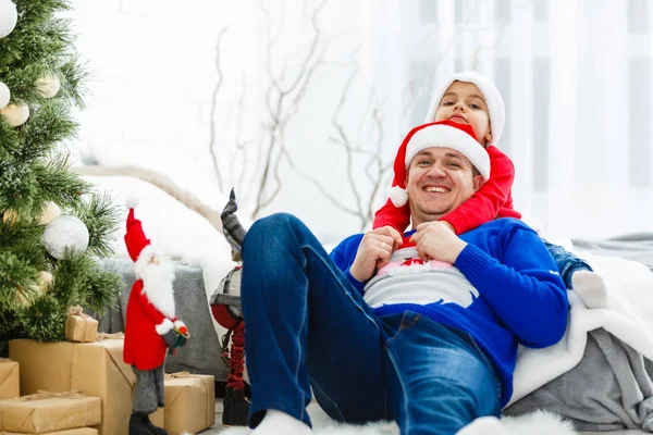 Lächelnder Vater Und Sein Sohn Genießen Die Weihnachtsfeiertage Hause — Stockfoto