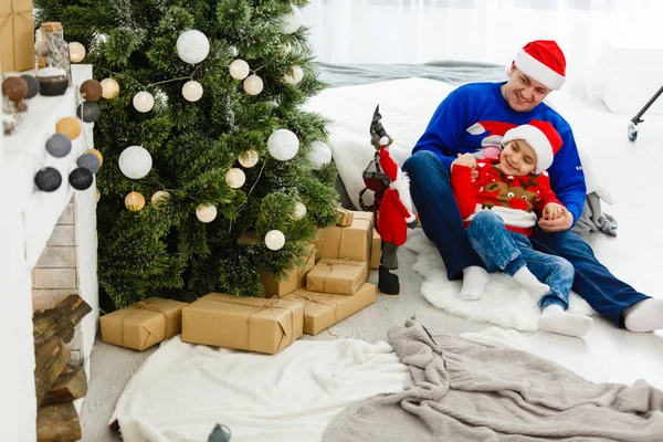 Gülümseyen Baba Oğlu Evde Noel Tatilinin Tadını Çıkarıyorlar — Stok fotoğraf