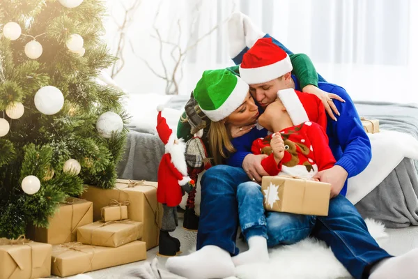 クリスマス ツリーのそばに座って魅力的な家族 — ストック写真