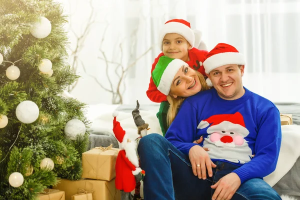 Okouzlující rodina sedí u vánočního stromu — Stock fotografie
