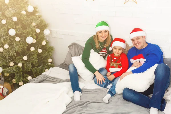 A encantadora família sentada perto da árvore de Natal — Fotografia de Stock
