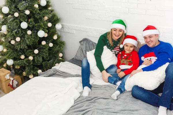 Mutter Vater Und Sohn Feiern Weihnachten Gemeinsam Hause — Stockfoto