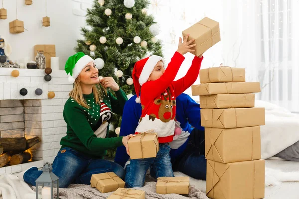 Moeder Vader Zoon Vieren Samen Kerstmis Thuis — Stockfoto