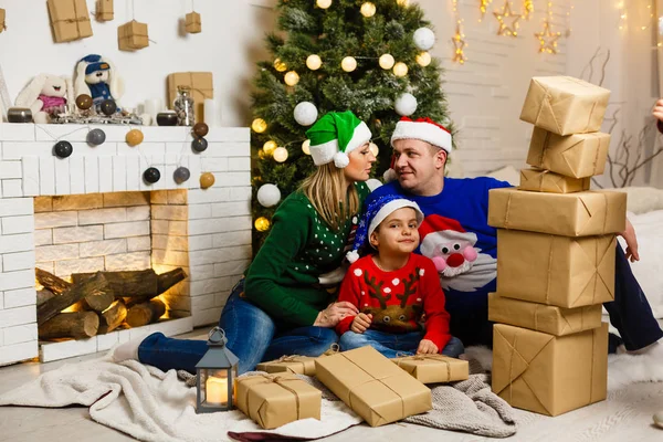 Mãe Pai Filho Comemorando Natal Juntos Casa — Fotografia de Stock