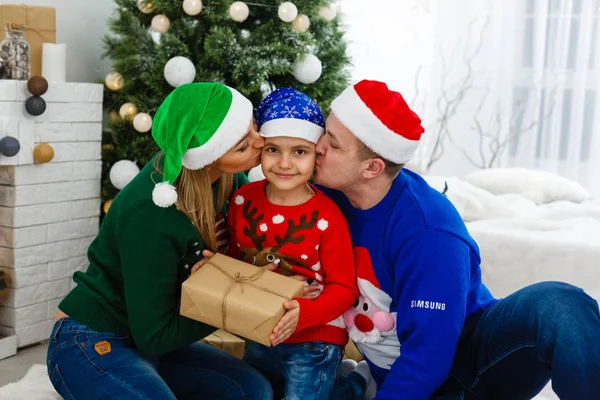 Mãe Pai Filho Comemorando Natal Juntos Casa — Fotografia de Stock