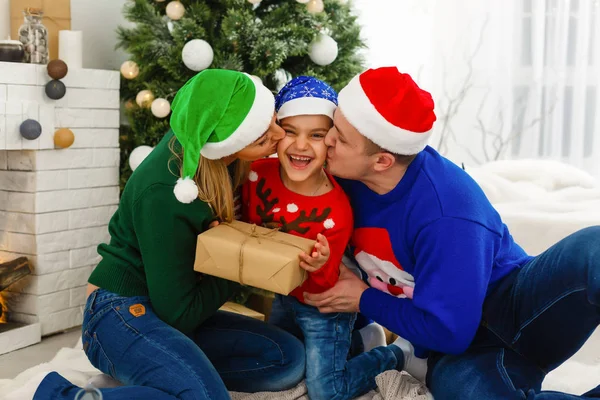 L'affascinante famiglia seduta vicino all'albero di Natale — Foto Stock